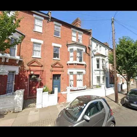 Rent this 4 bed townhouse on L'Ecole du Parc in 64 Garfield Road, London