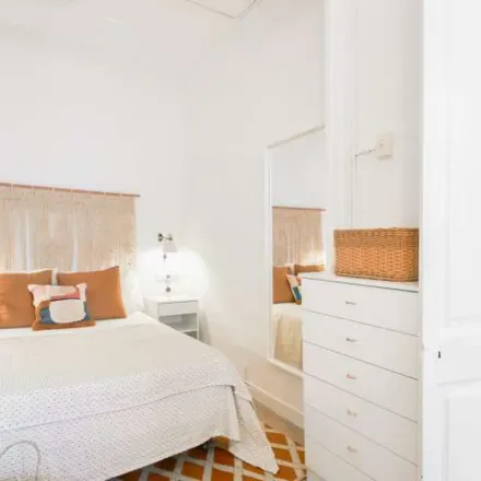 Rent this 3 bed apartment on Oficina de prestacions socials i econòmiques in Carrer d'Aragó, 344
