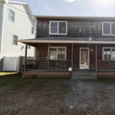Buy this 4 bed house on 929 East Broadway in Fort Trumbull, Milford