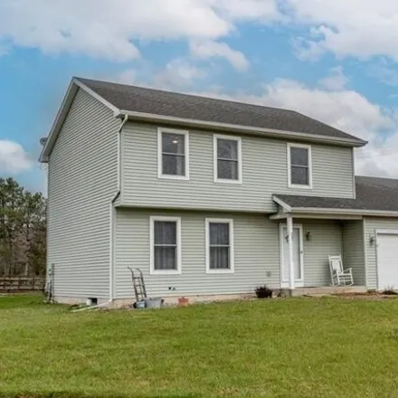 Buy this 3 bed house on 586 Chippawa Drive in Nappanee, IN 46550