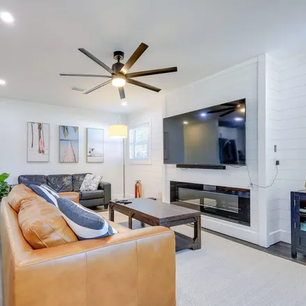 Rent this 3 bed house on Naples