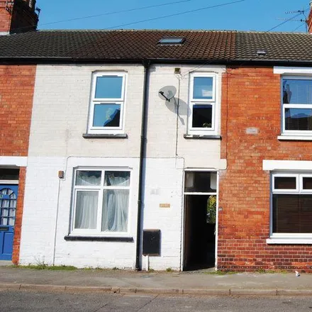 Rent this 3 bed townhouse on Alexandra Road in Grantham, NG31 7AP
