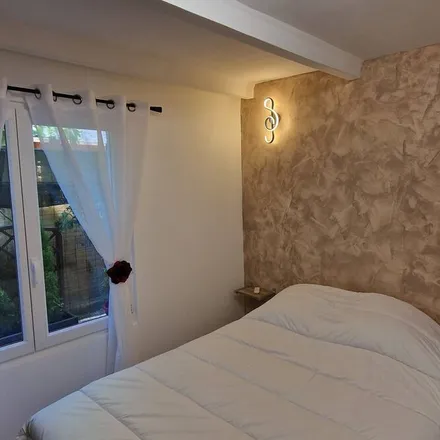 Rent this 1 bed apartment on Saint-Cyr-sur-Mer in Avenue Aristide Briand, 83270 Saint-Cyr-sur-Mer
