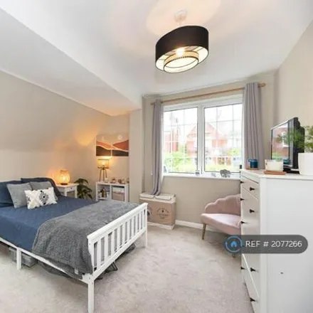 Image 5 - Burgh Heath Road, Epsom, KT17 4LY, United Kingdom - Apartment for rent