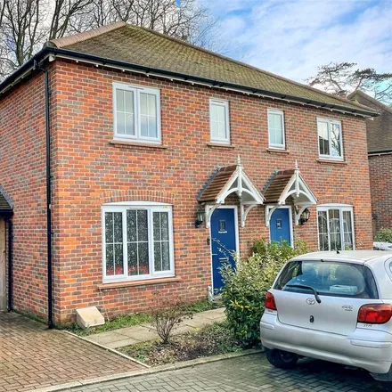 Rent this 3 bed duplex on Abrahams Way in Abrahams Close, Amersham