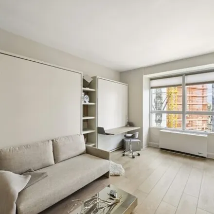 Image 2 - 150 West 57th Street, New York, NY 10019, USA - Condo for rent