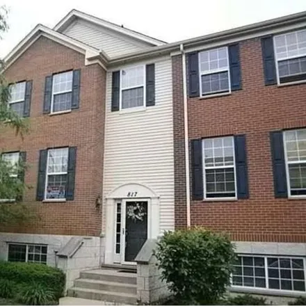 Rent this 3 bed house on 817 Lewisburg Ln in Aurora, Illinois