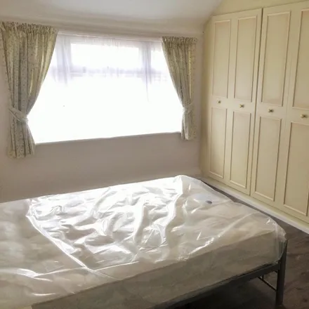 Rent this 6 bed room on Redhill Drive in London, HA8 5JL