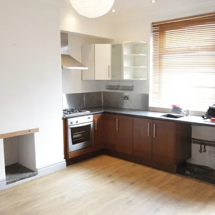 Image 4 - Colbeck Row, Birstall, WF17 9NR, United Kingdom - Apartment for rent