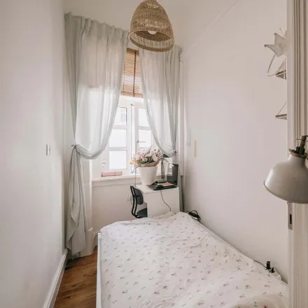 Rent this 7 bed room on Calçada da Tapada 29 in 1300-371 Lisbon, Portugal