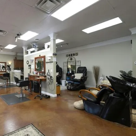 Image 5 - Xanadu Salon & Spa, 984 Ridgeway Avenue, Falmouth, KY 41040, USA - House for sale