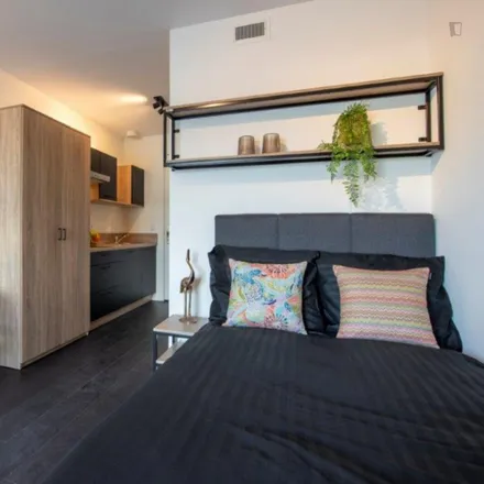 Rent this studio apartment on Koivistokade in 1013 AM Amsterdam, Netherlands