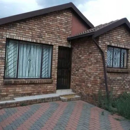 Rent this 3 bed apartment on Staatsartillerie Road in Philip Nel Park, Pretoria
