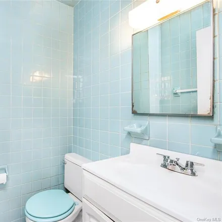 Image 7 - 579 Oak Tree Place, New York, NY 10457, USA - House for sale