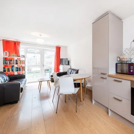 Rent this 4 bed apartment on Brierly Gardens in London, E2 0TF