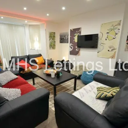 Image 2 - Maple Chase, Leeds, LS6 1FP, United Kingdom - Townhouse for rent