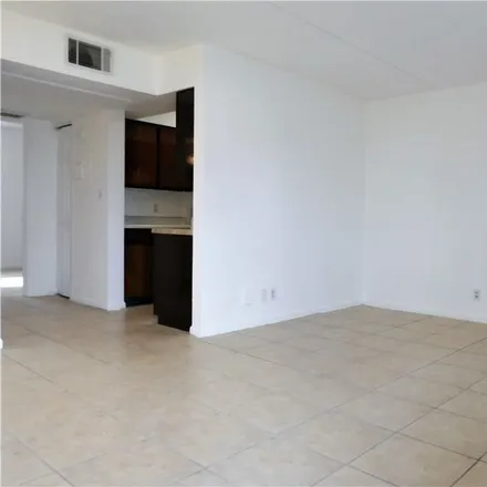 Image 3 - 302 South Spring Garden Avenue, West De Land, Volusia County, FL 32720, USA - Condo for rent