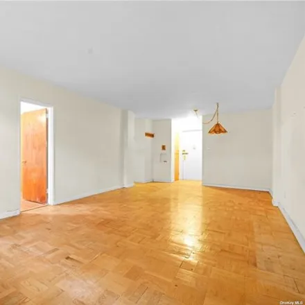 Image 7 - 66-15 Thornton Place, New York, NY 11374, USA - Apartment for sale