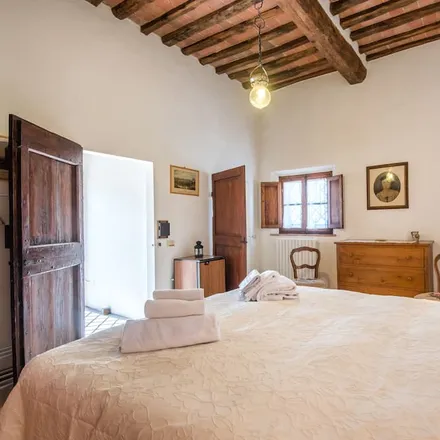 Rent this 2 bed house on Castelnuovo Berardenga in Località Castelnuovo Scalo, 53019 Asciano SI