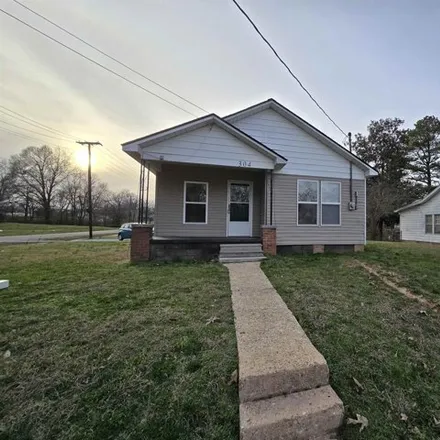 Buy this 2 bed house on 526 West Jefferson Street in Bolivar, TN 38008