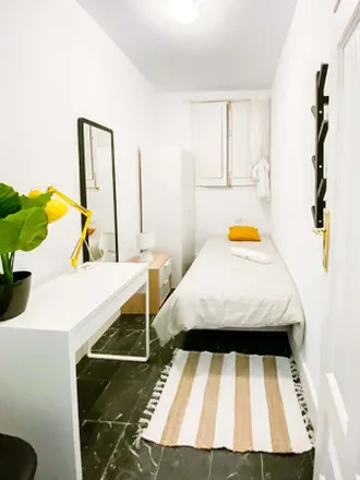 Rent this 7 bed room on Carrer del Convent de Santa Clara in 7, 46002 Valencia