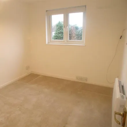 Image 4 - Shaw Drive, Walton-on-Thames, KT12 2LW, United Kingdom - Apartment for rent