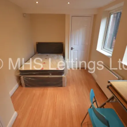 Image 3 - St Michaels Stores, 52 St Michael's Lane, Leeds, LS4 2PD, United Kingdom - Apartment for rent