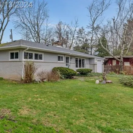 Buy this 3 bed house on 258 Holmur Drive in Waterford Township, MI 48327