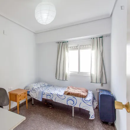 Rent this 4 bed room on Carrer d'Alboraia in 74, 46010 Valencia