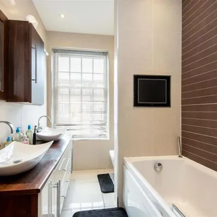 Image 5 - 63 Greencroft Gardens, London, NW6 3PH, United Kingdom - Townhouse for rent