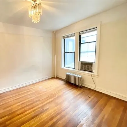 Image 3 - 3105 Brighton 3rd Street, New York, NY 11235, USA - Apartment for sale