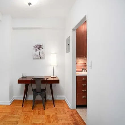 Image 6 - 601 East 81st Street, New York, NY 10028, USA - Apartment for sale