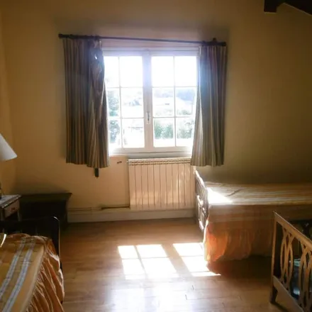 Rent this 4 bed house on Lac de Pareloup in Route de Rodez à Saint-Affrique, 12290 Canet-de-Salars