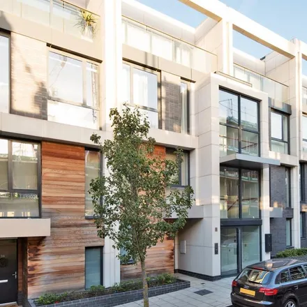 Rent this 3 bed apartment on ViolaPets in 3 Hawthorne Crescent, London