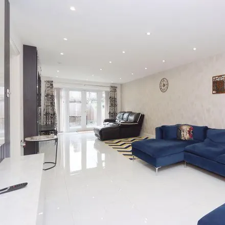 Image 4 - 35 Craven Gardens, London, IG6 1PG, United Kingdom - House for rent