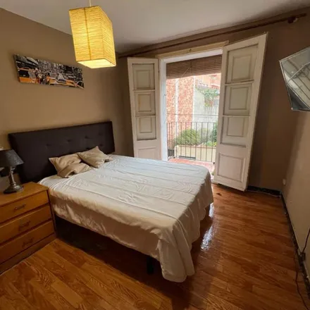 Rent this 3 bed apartment on Cisian estilisme i bellesa in Carrer de Sant Medir, 16