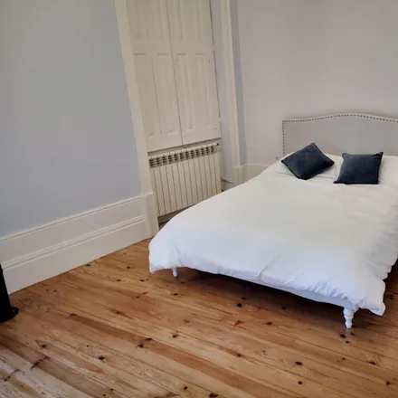 Rent this 3 bed room on Rua da Maceda in 4300-409 Porto, Portugal