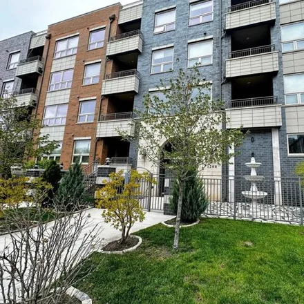 Rent this 3 bed condo on 1208 East 64th Street in Chicago, IL 60637