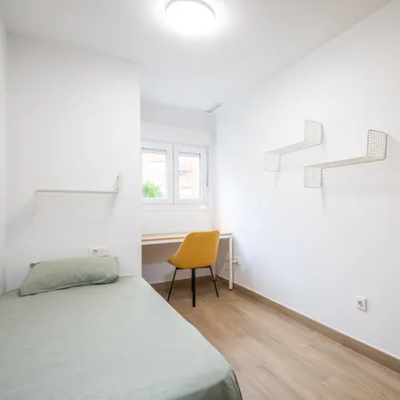 Rent this 5 bed room on Instituto de Educación Secundaria Juan XXIII in Calle Isabel la Católica, 46