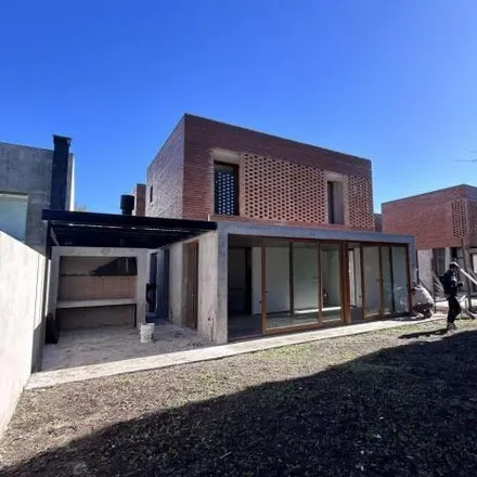 Buy this 3 bed house on Radio Club City Bell LU3DKV in Calle 466 1398, Partido de La Plata