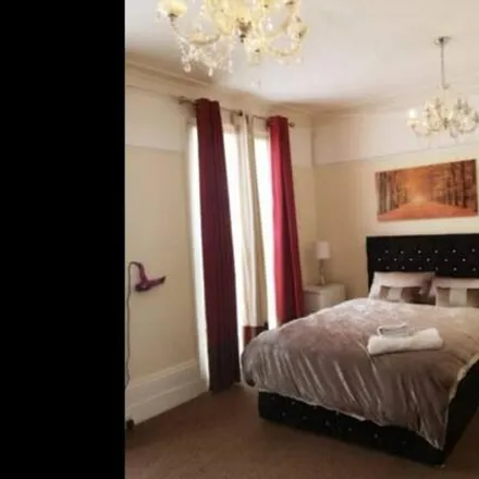 Image 2 - The Red Carpet, 183a Oxford Road, Reading, RG1 7NL, United Kingdom - House for rent