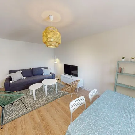 Rent this 3 bed apartment on 32 Rue Labédoyère in 76600 Le Havre, France