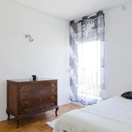 Rent this 4 bed room on Rua Cidade de Malange 2 in Lisbon, Portugal
