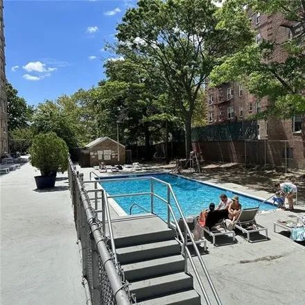 Image 6 - 2650 Ocean Parkway, New York, NY 11235, USA - Apartment for sale