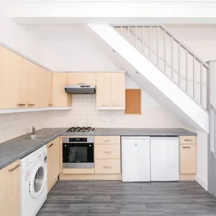 Image 7 - 8 Broomhill Walk, London, IG8 9HF, United Kingdom - Apartment for rent