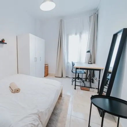 Rent this 5 bed room on Madrid in Aparcamiento para residentes. Conde de Casal - Mediterráneo, Calle de Sánchez Barcáiztegui