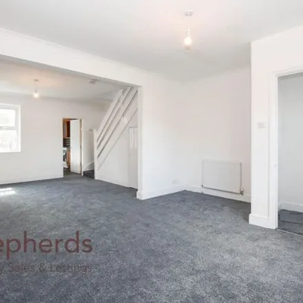 Rent this 4 bed townhouse on Prospect Road in Cheshunt, EN8 9QU