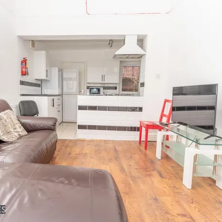 Rent this 5 bed townhouse on Welbeck Avenue in Liverpool, L18 1DR