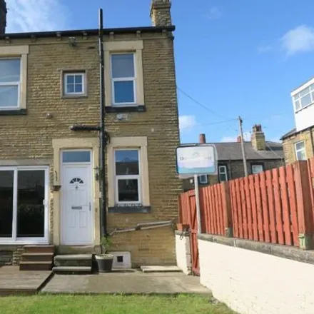 Buy this 3 bed townhouse on Jubilee Terrace in Morley, LS27 8BE