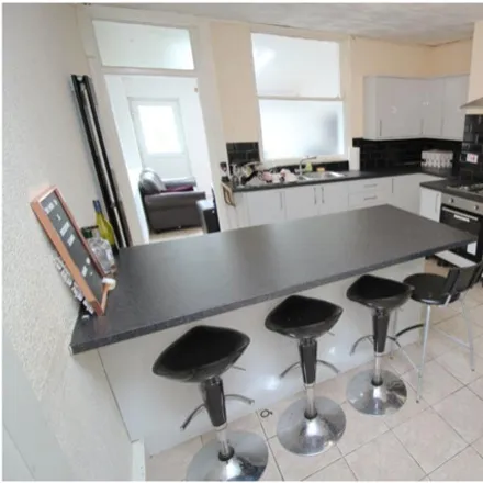 Rent this 9 bed townhouse on 18 Kensington Terrace in Leeds, LS6 1BE